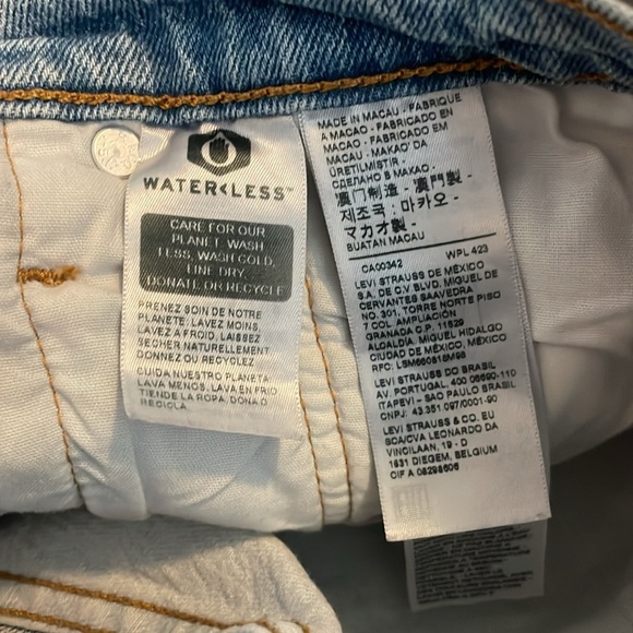 Levi’s Duotone Demin Shorts - Picture 3 of 6